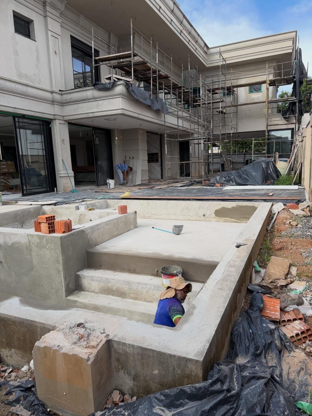 Equipe da DSJ Construtora durante execução de uma obra